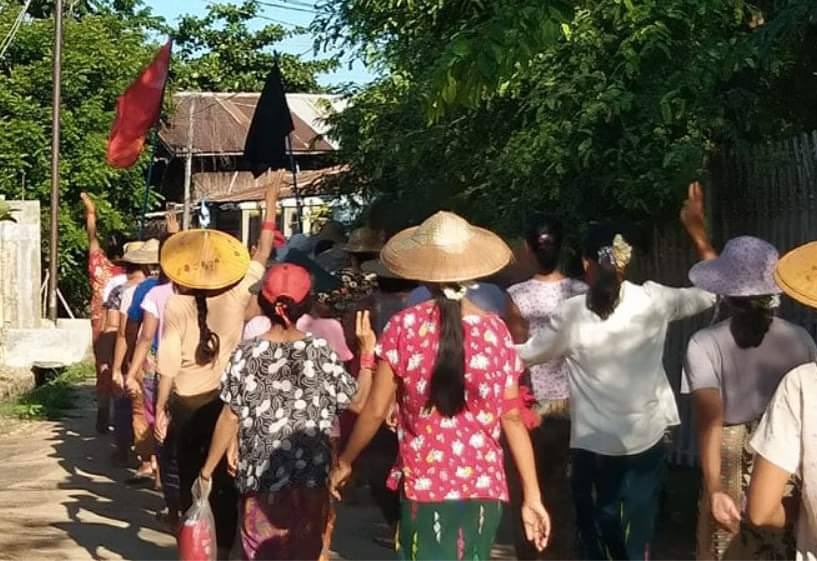 Chaw_C_K's tweet photo. Locals of a village in ShweBo marched to support our legitimate government @NUGMyanmar &amp; opposition of Genocidal Dictatorship. They also demanded for the victory of PDFs in every battle against Junta. LEGALIZATION OF NUG #Oct6Coup #WhatsHappeningInMyanmar https://t.co/SLryhfEiHp