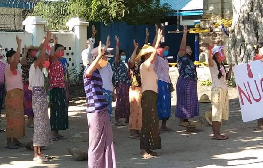 Chaw_C_K's tweet photo. Locals of a village in ShweBo marched to support our legitimate government @NUGMyanmar &amp; opposition of Genocidal Dictatorship. They also demanded for the victory of PDFs in every battle against Junta. LEGALIZATION OF NUG #Oct6Coup #WhatsHappeningInMyanmar https://t.co/SLryhfEiHp