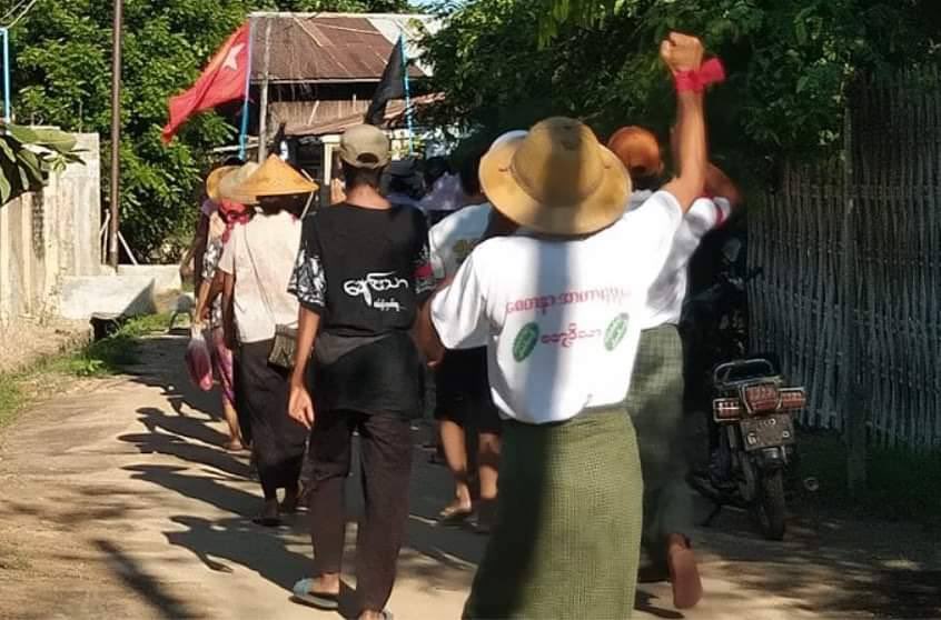 Chaw_C_K's tweet photo. Locals of a village in ShweBo marched to support our legitimate government @NUGMyanmar &amp; opposition of Genocidal Dictatorship. They also demanded for the victory of PDFs in every battle against Junta. LEGALIZATION OF NUG #Oct6Coup #WhatsHappeningInMyanmar https://t.co/SLryhfEiHp