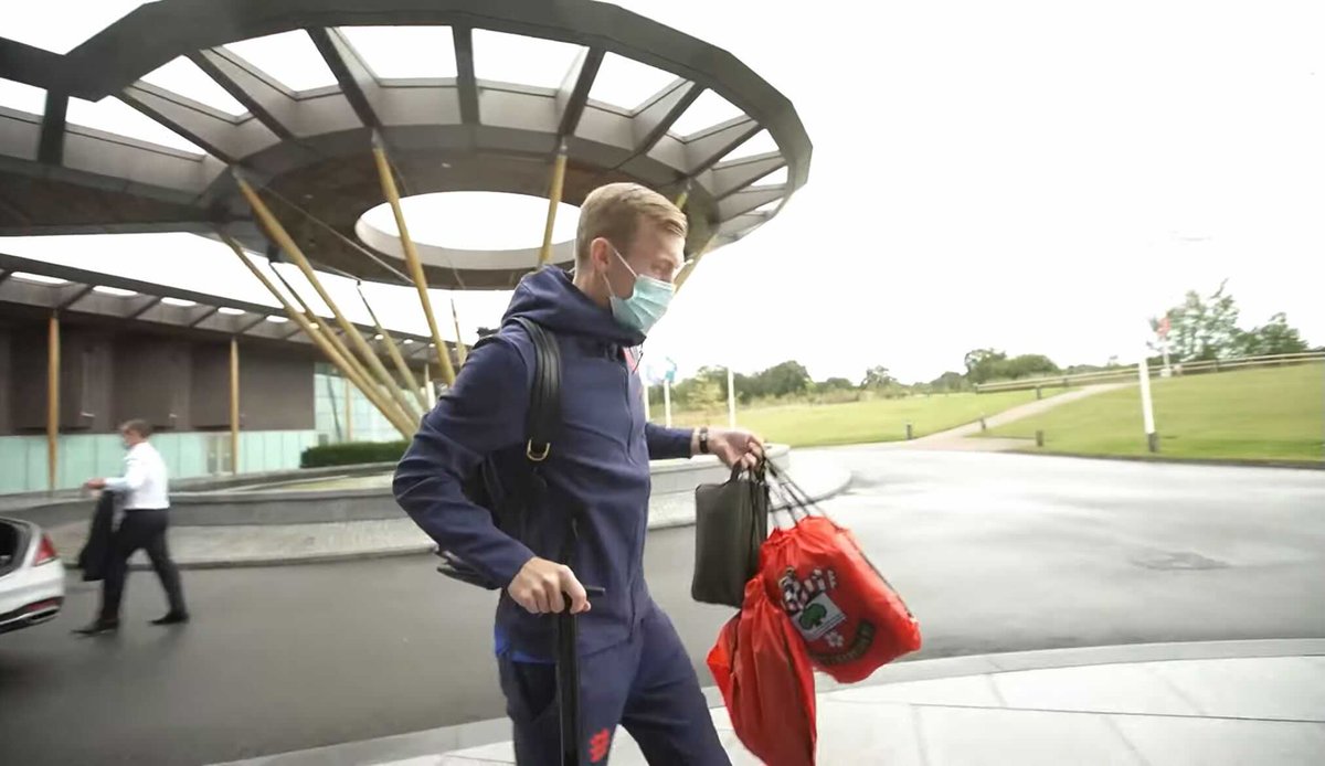 📸 James Ward-Prowse arriving for England duty with his possessions in #SaintsFC bags.

😇 Our captain, Mr. Southampton.