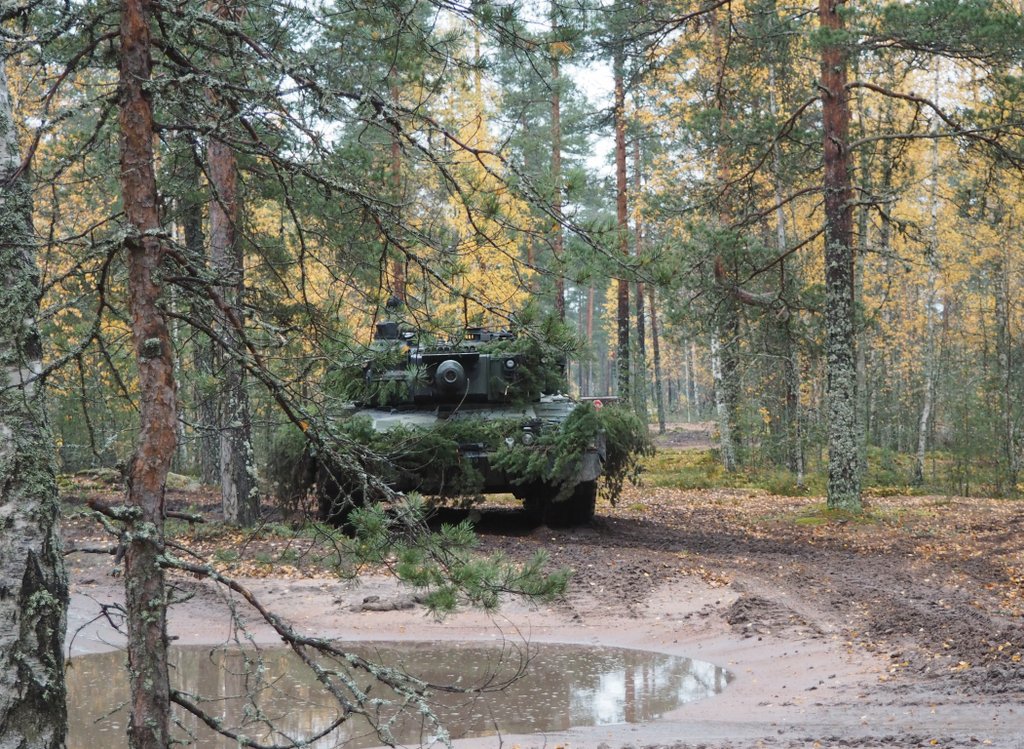 KarjalanPR's tweet photo. Harjoitusjoukot käyvät viivytystaistelua #LEKA21 -harjoituksessa Pohjankankaalla. Viivytystaistelu on sotilaallinen operaatio jossa joukko perääntyvät hidastaen hyökkääjän etenemistä.
#KARPR #maavoimat #mekanisoidutjoukot #VALMP #reserviläiset @PanssariPR https://t.co/AZhCHpPtbU