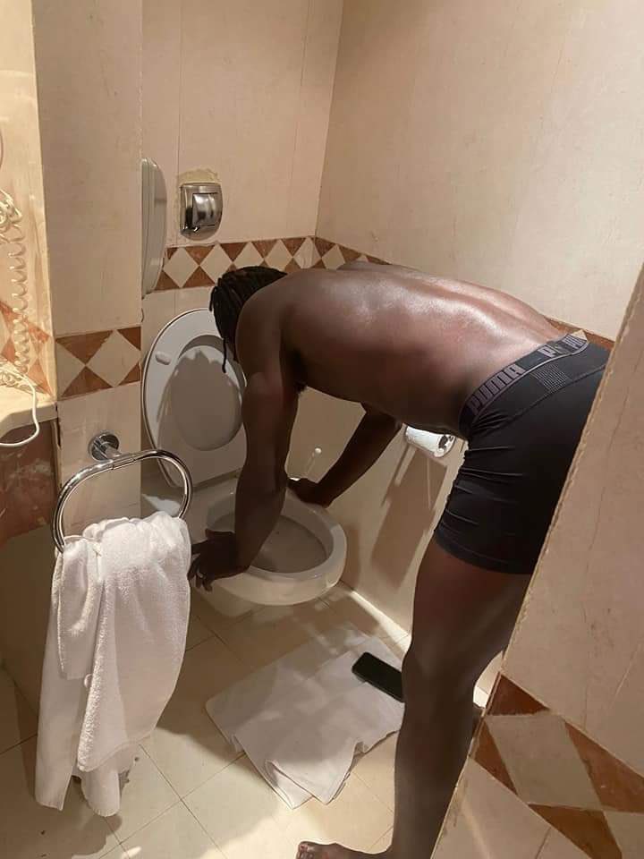 ActuFootAfrique's tweet image. 🚨 La Fédération bissau-guinéenne crie à l'intoxication alimentaire par le Maroc 🇲🇦 ! 

Les joueurs ont la diarrhée, ils ont passé une nuit horrible, des joueurs sont à l’hôpital pour des soins en urgence, à quelques heures du match face au Maroc (21h aujourd’hui). 🇬🇼