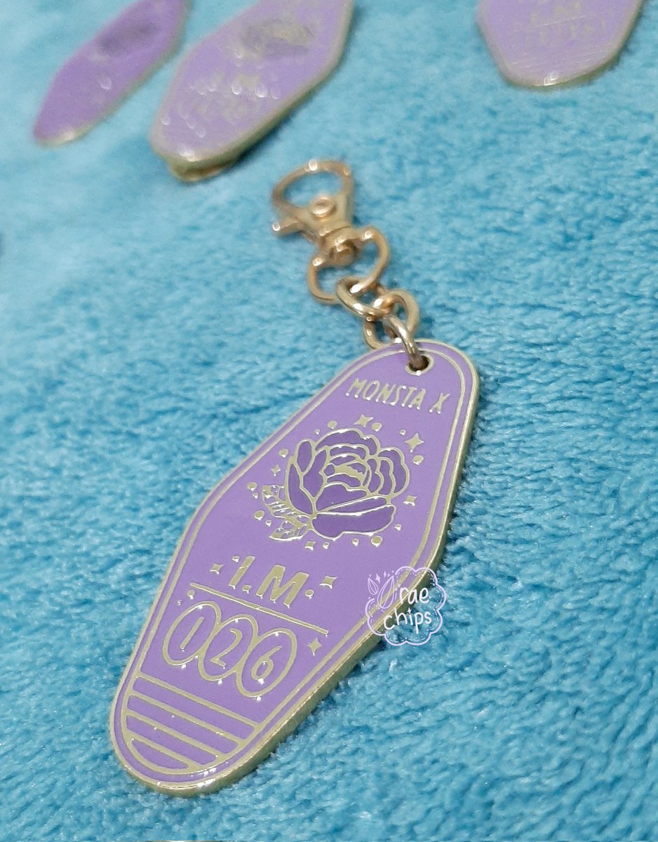 imxinterstellar's tweet image. #imxinterstellarupdates
the final samples of the keyrings from the midnight idol inspired check-in merch by @rae2154 are here and they look amazing 🌙💕
