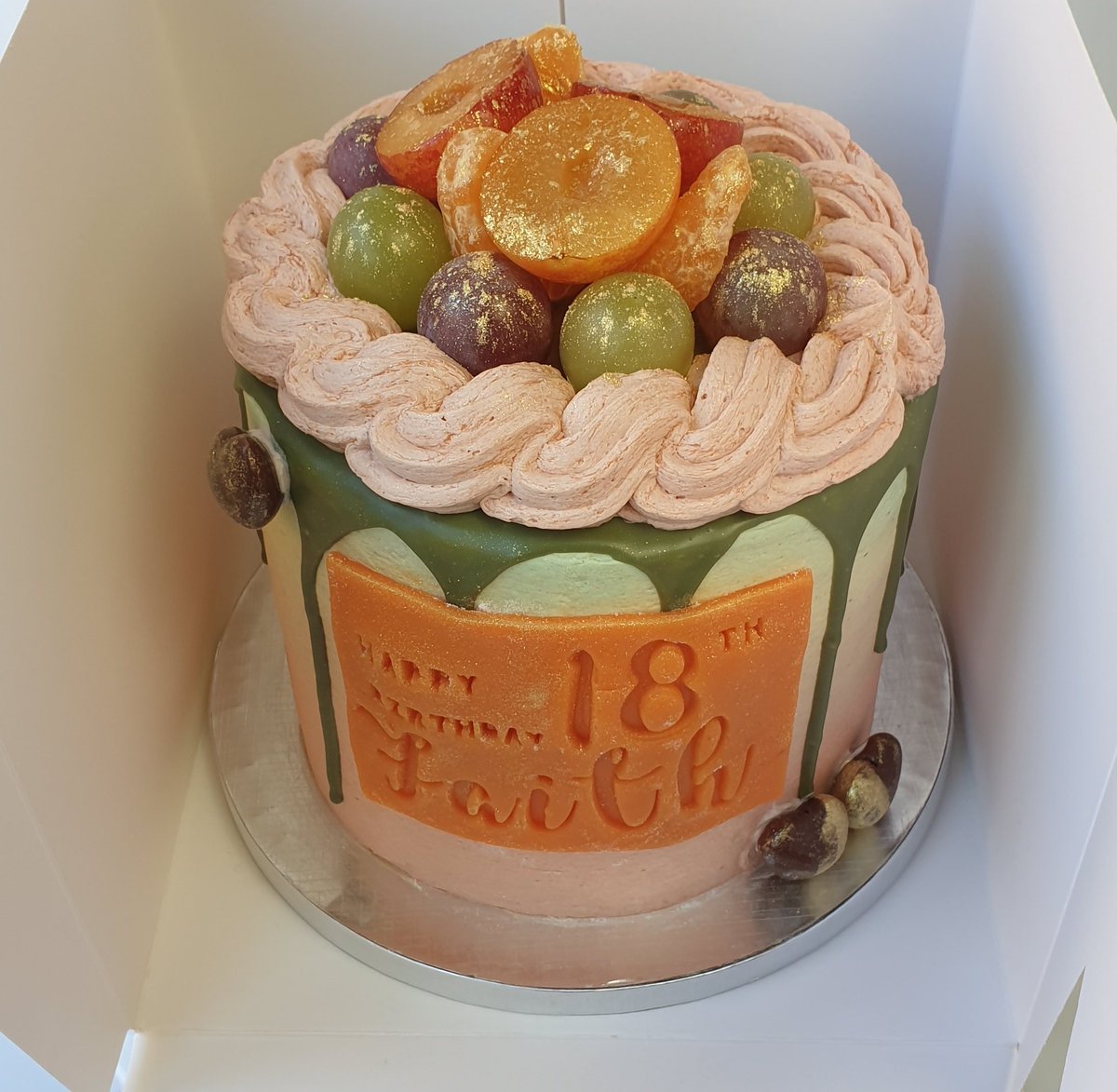 Ohng_co's tweet photo. Fruits de saison sitting pretty on a bed of vanilla madeleine cake wrapped in ermine and butter cream frosting 🎂🥰
Light, fresh with organic ingredients, and delicious without overdosing on sugar.
Literally, have your cake and eat it without guilt ;)
.
#OhNG #Paris #LayerCake https://t.co/pDWxkYUW97