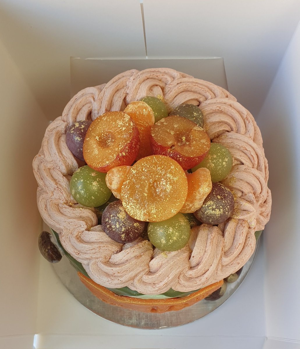 Ohng_co's tweet photo. Fruits de saison sitting pretty on a bed of vanilla madeleine cake wrapped in ermine and butter cream frosting 🎂🥰
Light, fresh with organic ingredients, and delicious without overdosing on sugar.
Literally, have your cake and eat it without guilt ;)
.
#OhNG #Paris #LayerCake https://t.co/pDWxkYUW97