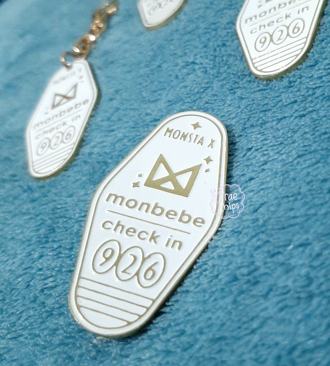 imxinterstellar's tweet image. #imxinterstellarupdates
the final samples of the keyrings from the midnight idol inspired check-in merch by @rae2154 are here and they look amazing 🌙💕