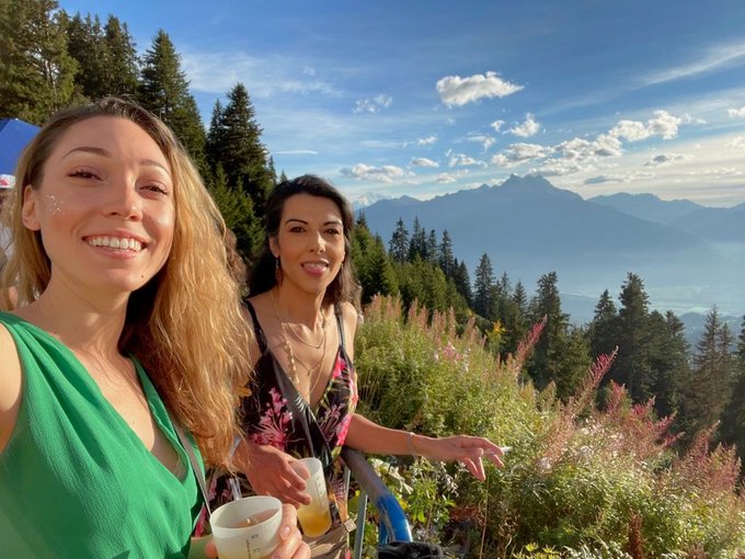 J'ai pris de l'avance et c&eacute;l&eacute;br&eacute; mon anniversaire ce week-end avec @lilylabeau 🙌🥳 #goodvibes #goodmusic<a href="/tag/goodvibes"class="tags"><span>#goodvibes</span></a><a href="/tag/laughs"class="tags"><span>#laughs</span></a><a href="/tag/friendship"class="tags"><span>#friendship</span></a><a href="/tag/goodmusic"class="tags"><span>#goodmusic</span></a>