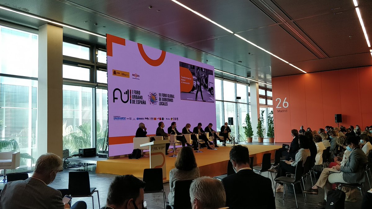 En el #ForoUrbanoESP <a href="/oscar_puente_/">Óscar Puente</a> señala que la movilidad de las ciudades debe estar al servicio de la sostenibilidad. Una ciudad inteligente e innovadora es aquella que se construye con la sostenibilidad y personas como base <a href="/AyuntamientoVLL/">Ayto. de Valladolid</a> <a href="/greenpeace_esp/">Greenpeace España</a>