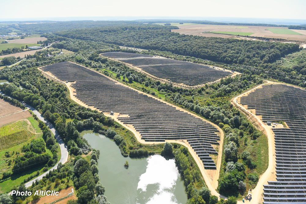 AltiClic's tweet photo. #Marcoussis a inauguré cette semaine sa ferme solaire et ses 23 hectares de panneaux photovoltaïques. #photoaerienne #aerialphoto #alticlic #helicoptere #essonne https://t.co/8BtXmEQMcd