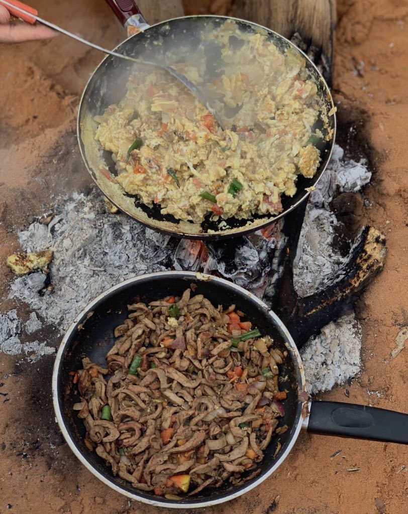 "أصلاً حياتي وش فيها يغري؟إلاّ حنين امي ، ولمة اخواني.."