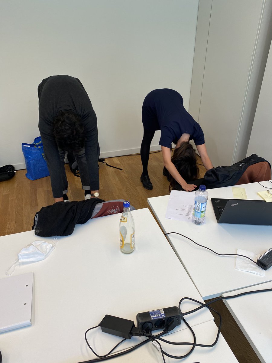 Arbeit_Zukunft's tweet photo. Meanwhile auf der #labora21: das Team probiert auch mal unser „Labora in Bewegung“ in dieser Pause „Sonnengruss mit Stuhl“. 😏 https://t.co/8deI0DqmUw