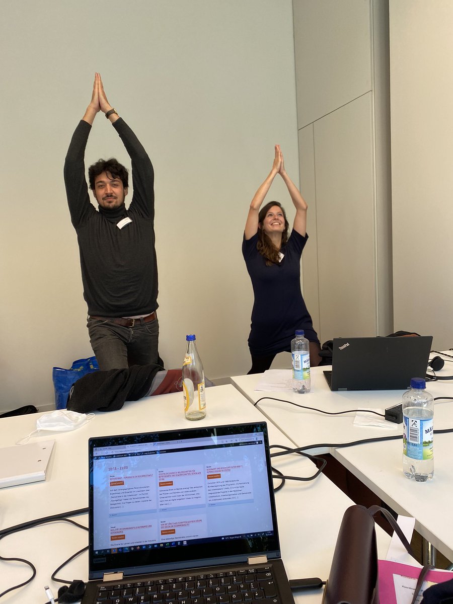 Arbeit_Zukunft's tweet photo. Meanwhile auf der #labora21: das Team probiert auch mal unser „Labora in Bewegung“ in dieser Pause „Sonnengruss mit Stuhl“. 😏 https://t.co/8deI0DqmUw