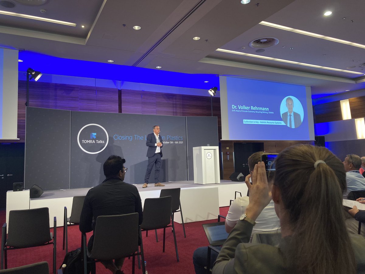 RevistaRETEMA's tweet image. “Necesitamos recoger más y de mayor calidad”. Volker Gehrmann explica el sistema holístico de recogida de @TOMRARecycling:
-Devolución de envases
-Recogida separada
-Separación de residuos mezclados
#TOMRAtalks