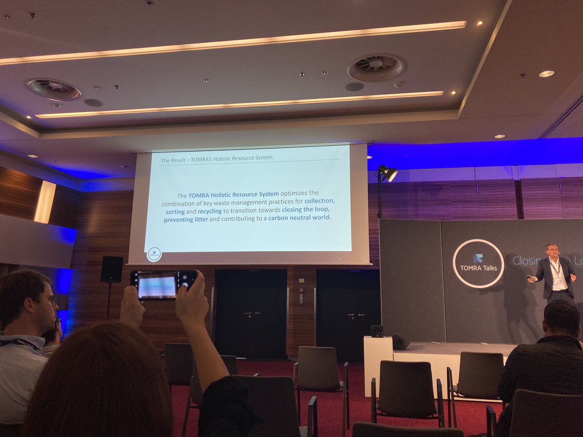 RevistaRETEMA's tweet image. “Necesitamos recoger más y de mayor calidad”. Volker Gehrmann explica el sistema holístico de recogida de @TOMRARecycling:
-Devolución de envases
-Recogida separada
-Separación de residuos mezclados
#TOMRAtalks