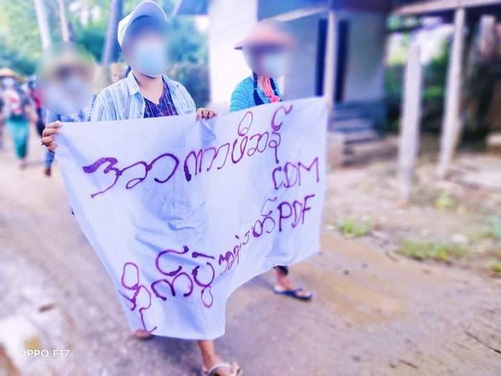 b3rry_y's tweet photo. Huge crowds joining anti dictatorship strike by anti-regime protestors from Sarlingyi and Yinmarpin took to the streets to protest against the military regime.

LEGALIZATION OF NUG
#WhatsHappeningInMyanmar
#Oct6Coup https://t.co/GfAIMuItKE