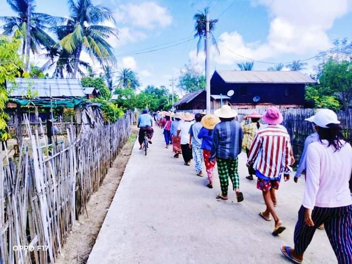 b3rry_y's tweet photo. Huge crowds joining anti dictatorship strike by anti-regime protestors from Sarlingyi and Yinmarpin took to the streets to protest against the military regime.

LEGALIZATION OF NUG
#WhatsHappeningInMyanmar
#Oct6Coup https://t.co/GfAIMuItKE