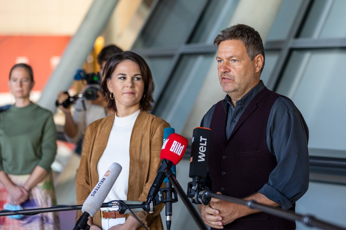 Annalena Baerbock und Robert Habeck geben ein gemeinsames Statement in die Mikrofone verschiedener Medien.