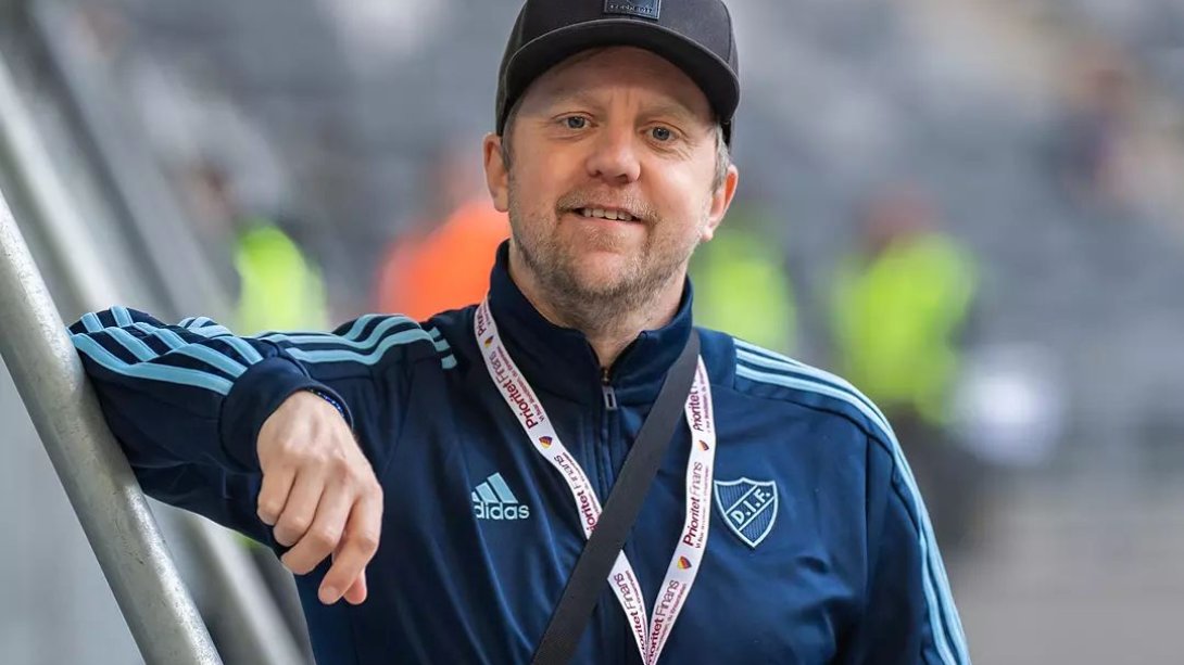 DIF_Fotboll's tweet photo. DIF Fotboll har sorg efter att ha nåtts av den tragiska nyheten att Olle Eriksson, supporter och skribent för Djurgårdsfamiljen, gått bort. En engagerad, varm och nyfiken familjefar som kommer vara otroligt saknad av oss alla. Våra tankar går till hans familj. Vila i frid 💛❤️💙 https://t.co/cylnuiWx9l