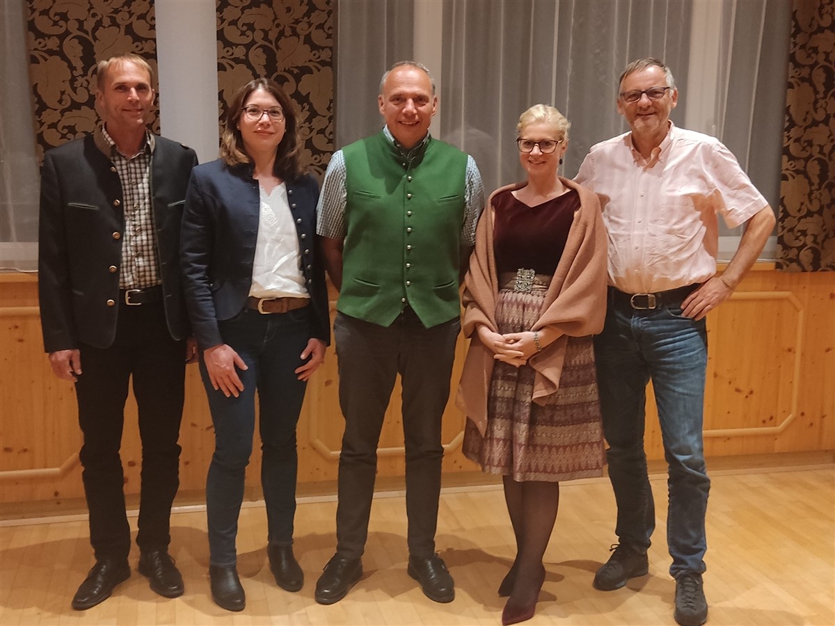 beefcattle_at's tweet photo. Die Mutterkuh-Hochburg Kärnten bot die ideale Kulisse für die Generalversammlung. 
Der Vorstand für die nächsten 4 Jahre: Obmann Walter Steinberger, Stv. Johanna Schachinger u. Horst Schnitzer, Schriftführer Christian Moser,  Geschäftsführerin Anna Koiner
https://t.co/4p1hGF4Ize https://t.co/ZIlfCk4sCm