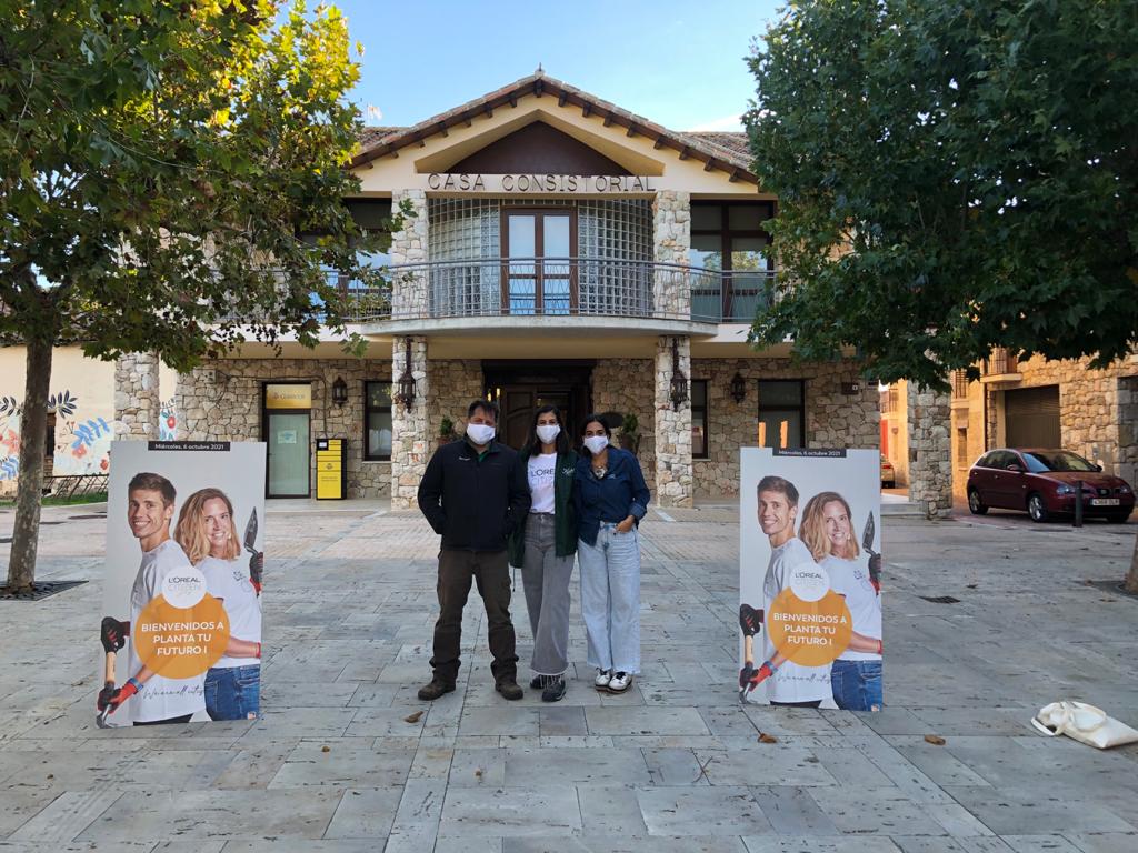 GrupoSylvestris's tweet photo. Comenzamos la plantación forestal en Torremocha del Jarama (Madrid) con @helpingbydoing y @reforestum para los empleados voluntarios de @lorealspain. Durante la jornada se plantarán 7 diferentes especies autóctonas que contribuirán a mejorar el ecosistema de la zona. #SembramosO2 https://t.co/4PHo78OQIu