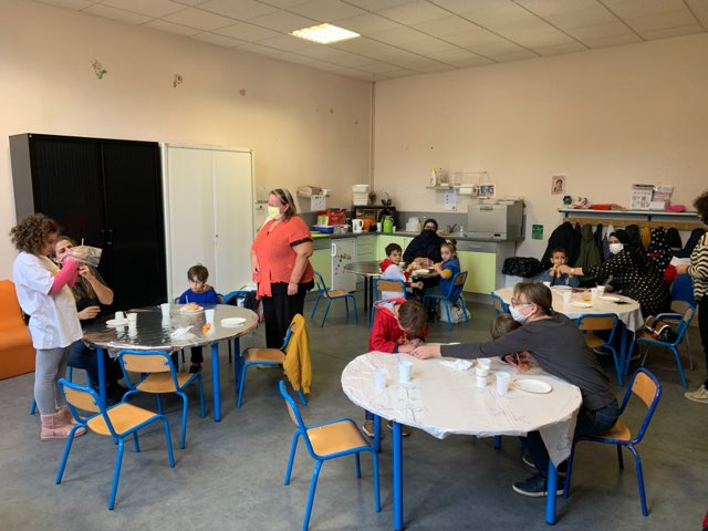 caf_57's tweet photo. Les Rdv des parents en direct : un atelier parents-enfants ce matin à #Knutange avec pour thème : la nature a du goût. Au programme : fabrication d'une peinture végétale, dégustation de petites douceurs et temps d'échanges en famille. D'autres dates▶️https://t.co/MEdkXtl8lt https://t.co/h31eT69fk7