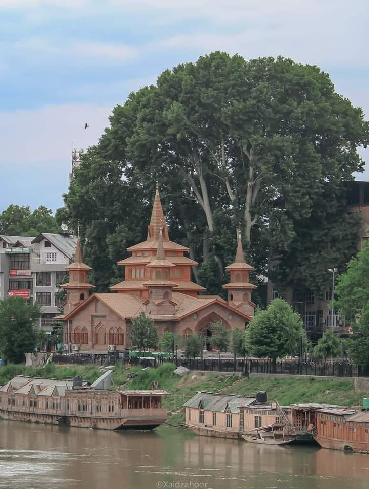 ChAamirAbbas10's tweet photo. View of Masjid Bilal on the banks of river Jhelum . Srinagar [kashmir]
#JK
#JKSTATE https://t.co/7E5deSMIDk