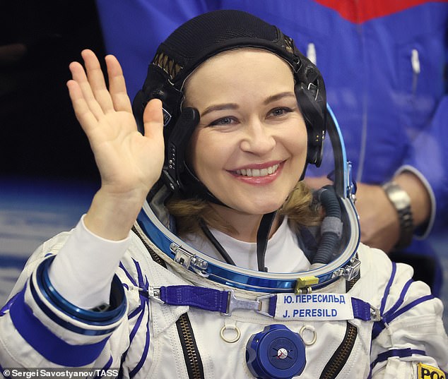 Bis 2021 waren 65 Frauen im Weltraum. Davon 40 auf der #ISS Die nächste Frau die zur ISS fliegt ist Kayla Barron mit #Crew3 Derzeit sind zwei Frauen auf der ISS @Astro_Megan und Peresild #WomenInSpace #WorldSpaceWeek2021