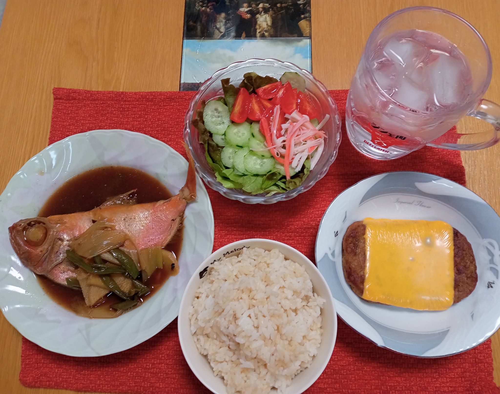 ネネ アホ界の大天才 チビ金目鯛の煮付け 余ってたピーマンも煮ましたw マルシンハンバーグにチェダーチーズ乗せたヤツ サラダ 久しぶりにレタス買ったよw 玄米入りご飯で一杯やって水曜日のダウンタウン おぼんこぼんfinal を待ちますね