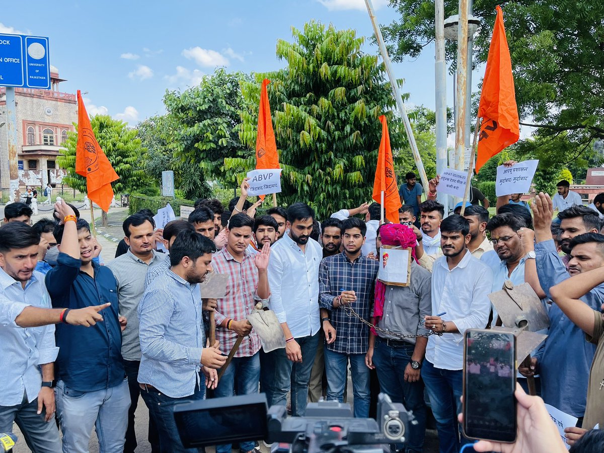 iAmitBadbadwal's tweet photo. राजस्थान विश्वविद्यालय में आज, हाल ही में आयोजित हुई जेईएन, एसआई व रीट भर्ती परीक्षा में हुई धांधली व लीक प्रकरण में पेपर रद्द करवाने, साथ ही रा. वि.वि.की विभिन्न समस्याओं को लेकर आज @ABVPVoice ने धरना प्रदर्शन दिया ।
@iAjayThakur 
#गहलोत_साहब_न्याय_दो https://t.co/YsU7BZdJcr