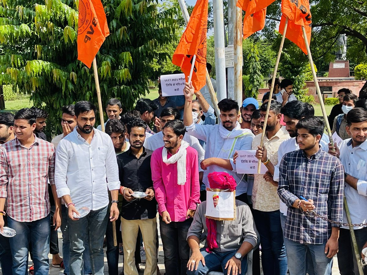 iAmitBadbadwal's tweet photo. राजस्थान विश्वविद्यालय में आज, हाल ही में आयोजित हुई जेईएन, एसआई व रीट भर्ती परीक्षा में हुई धांधली व लीक प्रकरण में पेपर रद्द करवाने, साथ ही रा. वि.वि.की विभिन्न समस्याओं को लेकर आज @ABVPVoice ने धरना प्रदर्शन दिया ।
@iAjayThakur 
#गहलोत_साहब_न्याय_दो https://t.co/YsU7BZdJcr