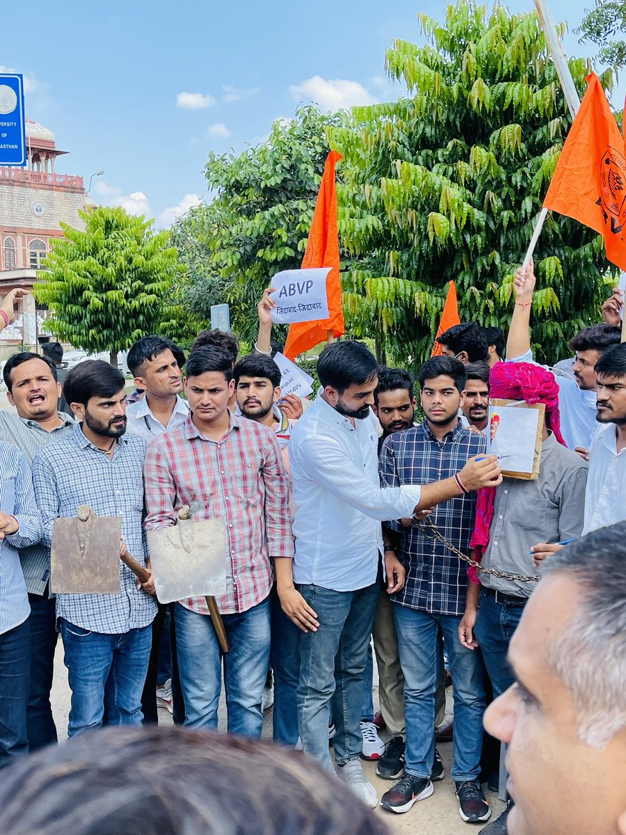 iAmitBadbadwal's tweet photo. राजस्थान विश्वविद्यालय में आज, हाल ही में आयोजित हुई जेईएन, एसआई व रीट भर्ती परीक्षा में हुई धांधली व लीक प्रकरण में पेपर रद्द करवाने, साथ ही रा. वि.वि.की विभिन्न समस्याओं को लेकर आज @ABVPVoice ने धरना प्रदर्शन दिया ।
@iAjayThakur 
#गहलोत_साहब_न्याय_दो https://t.co/YsU7BZdJcr