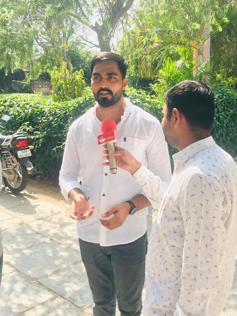 iAmitBadbadwal's tweet photo. राजस्थान विश्वविद्यालय में आज, हाल ही में आयोजित हुई जेईएन, एसआई व रीट भर्ती परीक्षा में हुई धांधली व लीक प्रकरण में पेपर रद्द करवाने, साथ ही रा. वि.वि.की विभिन्न समस्याओं को लेकर आज @ABVPVoice ने धरना प्रदर्शन दिया ।
@iAjayThakur 
#गहलोत_साहब_न्याय_दो https://t.co/YsU7BZdJcr