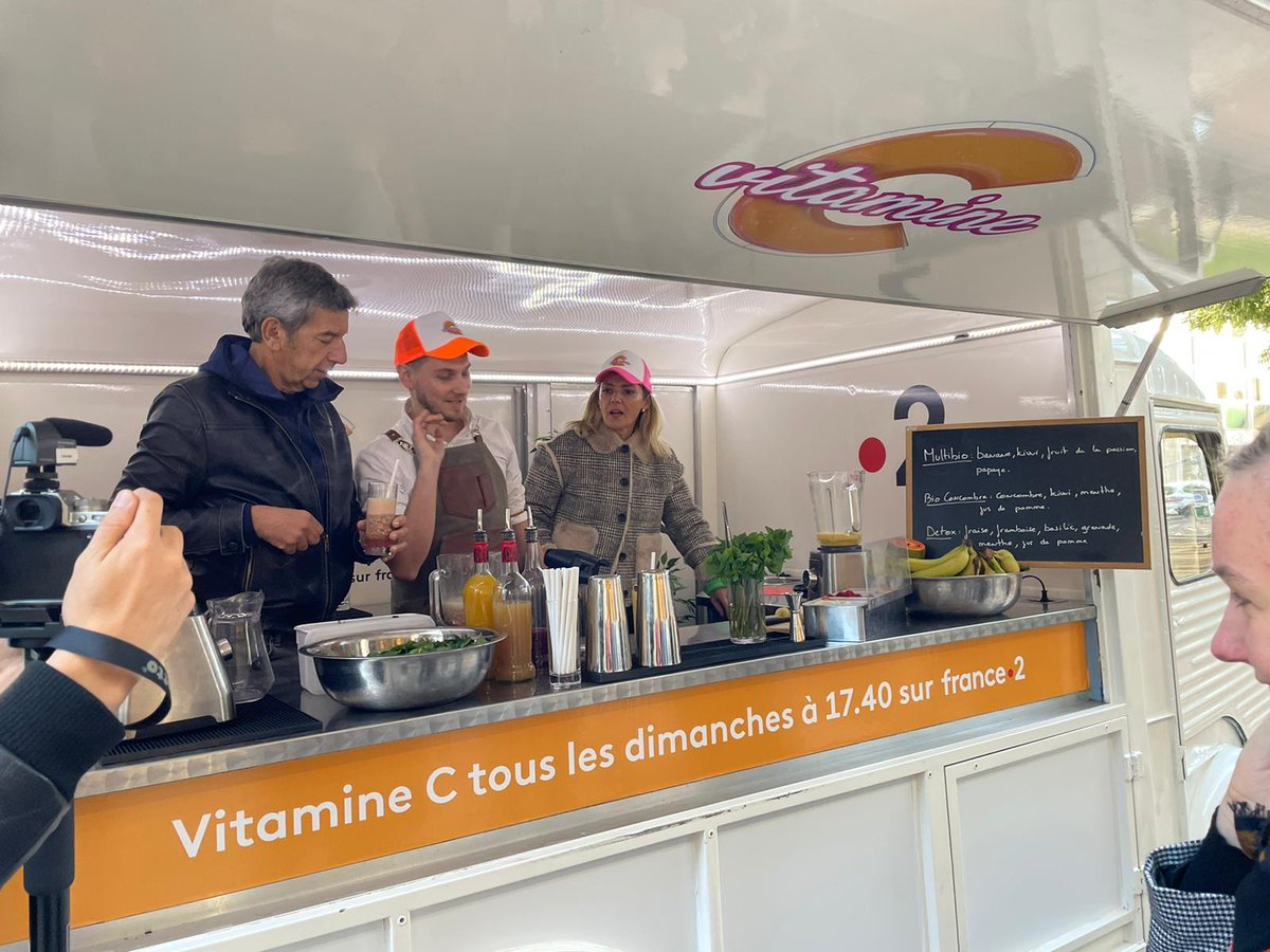 DixSeptJuin's tweet photo. Surprise ce matin ! En direct de leur food truck, Michel Cymes et Bérénice Bourgueil ont distribué aux journalistes leur dose de vitamine... C bien sûr !!! Pour la promotion de leur nouvelle émission ! Dimanche à 17h40 sur @France2tv https://t.co/IMR6FO5p3l