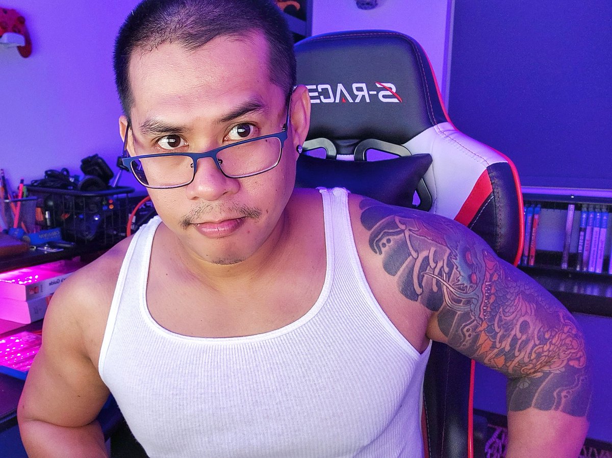MrMildlyOffBeat's tweet photo. Shaved my head cuz of pimple breakout on top of my head and face. Was easier to clean and medicate without much hair.  believe the breakout is due to stress and recent events and change of season. Also anticipation of something I have no control over. #Gaymer #chaser #musclecub https://t.co/8dodMTuPFO