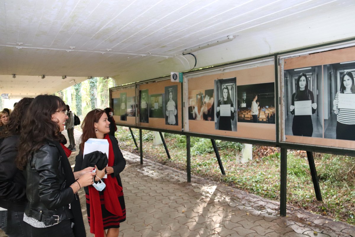 Univ_Orleans's tweet photo. [Culture]
Pour fêter le retour en présentiel, l’expo📸« Les étudiants en disent tant » d’Alexiane Carré s’expose sur les murs de l’allée couverte (entre la rue de Chartres &amp; la ligne de Tram, campus d'Orléans)
L’expo est ouverte jusqu’au 15/11
👀https://t.co/ggJhLq07fk https://t.co/esRofpbqPZ