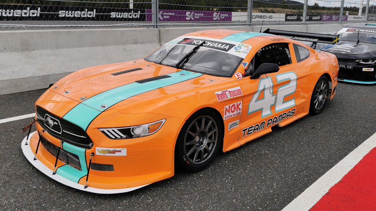 V8ThunderCars's tweet photo. Christoffer Bergström kommer färsk från Mantorp Park och Porsche Carrera Cup Scandinavia-finalen med en mästartitel i bagaget. Förra helgen tog han hem Masters-kategorin, nu avslutar han säsongen med ett inhopp i V8 Thunder Cars på Ring Knutstorp.

https://t.co/pIvCdKks76 https://t.co/Tuec1Itvzg