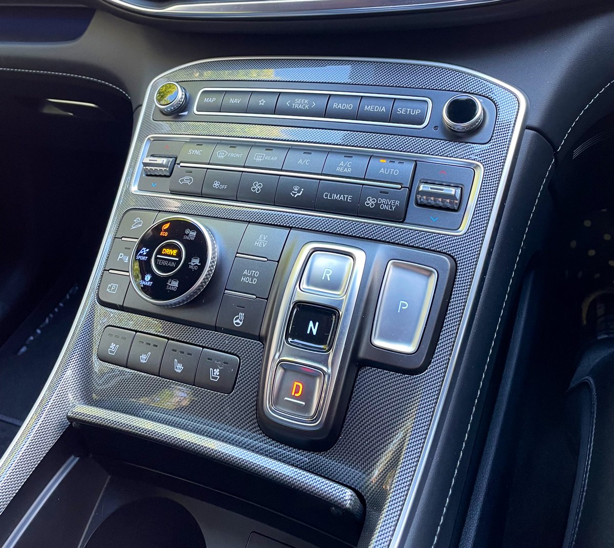 Nicola_Hume's tweet photo. This Hyundai Santa Fe is a button lovers dream! SO MANY BUTTONS!!🤤 #buttonporn https://t.co/dJ6vpIH0nS