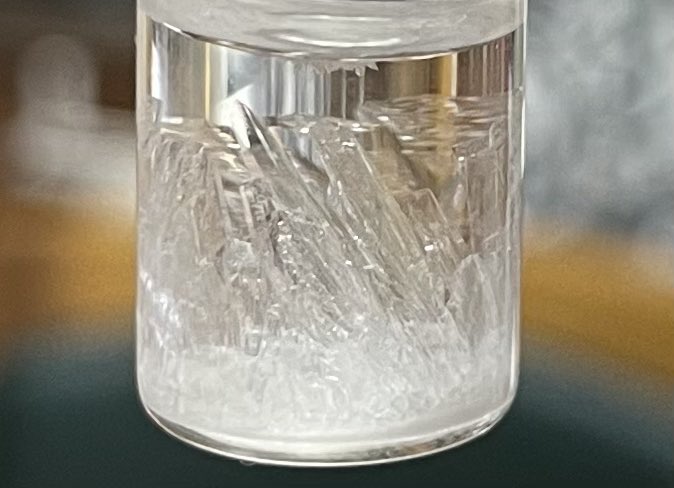 かえるくん アンタークチサイト 25 を境に液化と結晶化を繰り返す鉱物です 液体部分も 全て鉱物 その日によって表情が変わります 南極石 アンターク 宝石の国 T Co Rql3s4bjfy Twitter