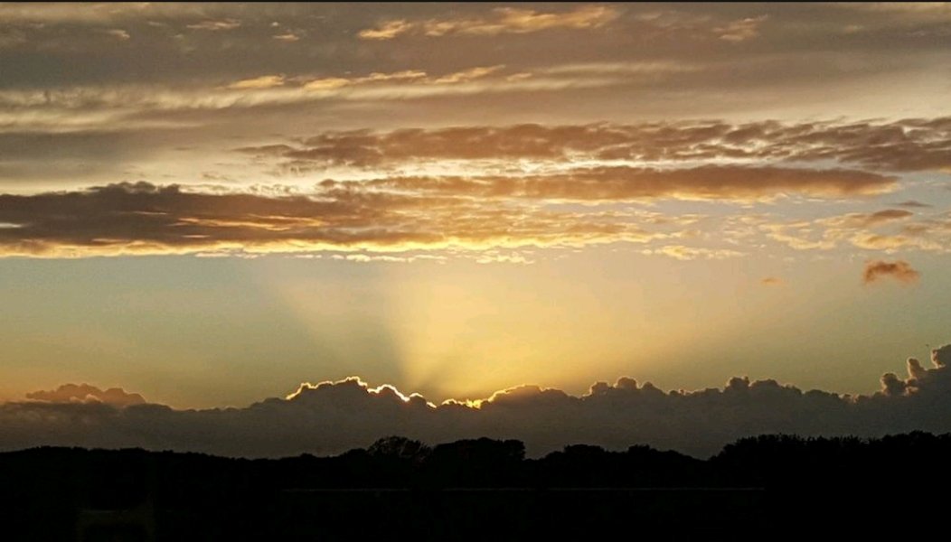 Wauw...., deze zonsondergang zag ik van de week vanaf ons stekkie op 8 hoog. Prachtig hè, ik geniet enorm van dit soort mooie luchten!