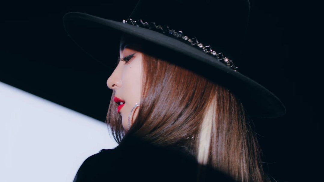 fxforever_09052's tweet photo. The scenery, cinematography, the looks, the choreography, the visuals, the outfits, the periwinkle background, her vocals, the meaning of the song, and more! She's not even a chef yet she's serving everything. I'm so proud of you Luna. We love you @official__luna 💜 https://t.co/0xsghjFQwT