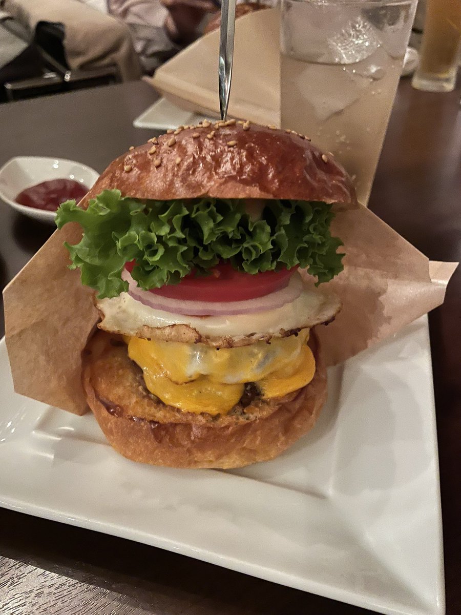 pppppa_____'s tweet photo. ハンバーガー🍔を食べました☺️
ジンジャーエール付き
#GOTHAMDINER
#ハンバーガー🍔 https://t.co/qAiHV57j9s