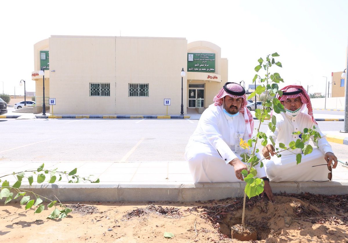 alkharj001's tweet photo. استمرار لليوم الثاني من المرحلة الرابعة لحملة #معاً_نغرسها صباح اليوم الاربعاء ٢٩-٠٢-١٤٤٣هـ بتشجير المراكز الصحية 
#الخرج 
#معاً_نغرسها_بالخرج 
#لنجعلها_خضراء 
#البيئة_لنا_ولأجيالنا 
@emara_riyadh 
@AlKharjHospital 
مركز صحي الأمير سلطان بن محمد بن سعود الكبير https://t.co/a9Mw8YNrN1