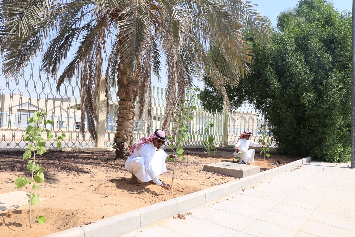 alkharj001's tweet photo. استمرار لليوم الثاني من المرحلة الرابعة لحملة #معاً_نغرسها صباح اليوم الاربعاء ٢٩-٠٢-١٤٤٣هـ بتشجير المراكز الصحية 
#الخرج 
#معاً_نغرسها_بالخرج 
#لنجعلها_خضراء 
#البيئة_لنا_ولأجيالنا 
@emara_riyadh 
@AlKharjHospital 
مركز صحي الأمير سلطان بن محمد بن سعود الكبير https://t.co/a9Mw8YNrN1