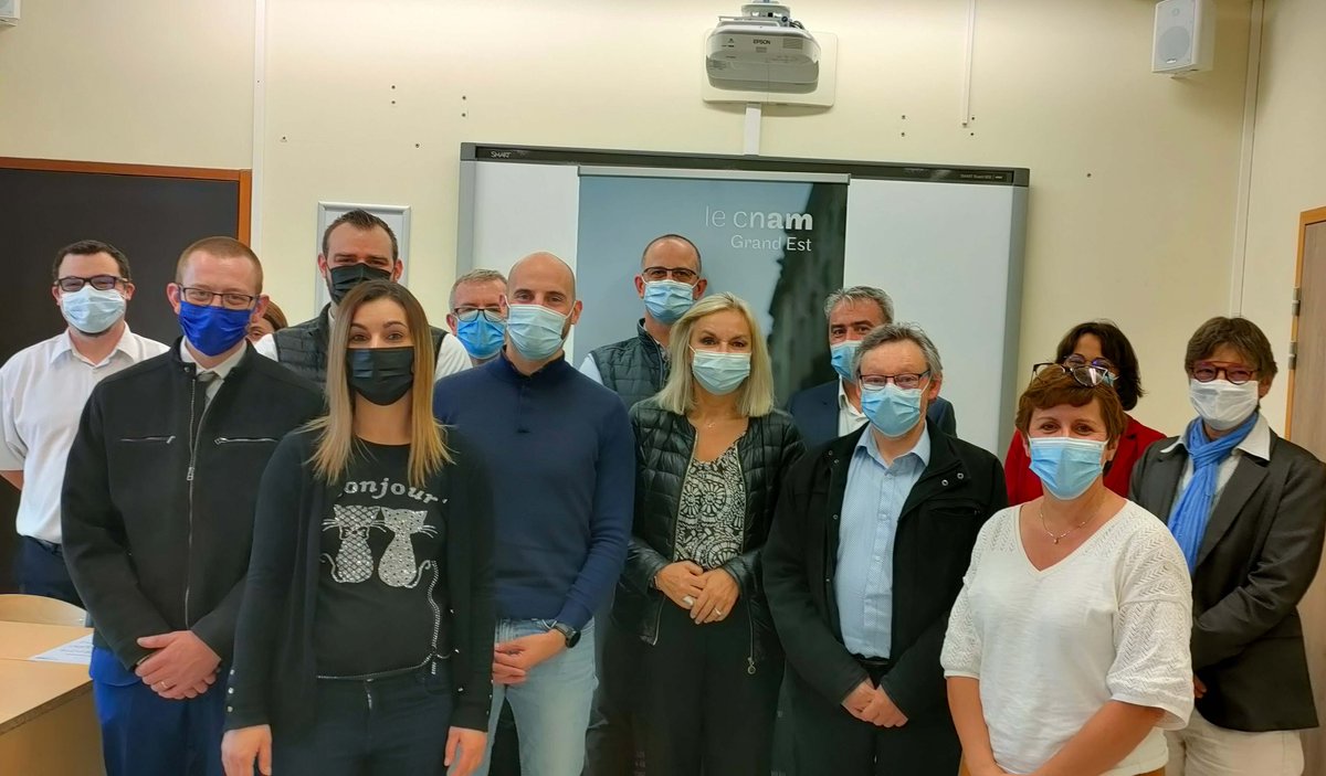 LeCnamGE's tweet photo. Toutes nos félicitations à nos adjoints évolutifs Carrefour fraîchement diplômés 👏👍 qui, on cite, ont grandi grâce à cette formation 😍 #CarrefourProximite @aurelienferry https://t.co/bm9Iu3su8f