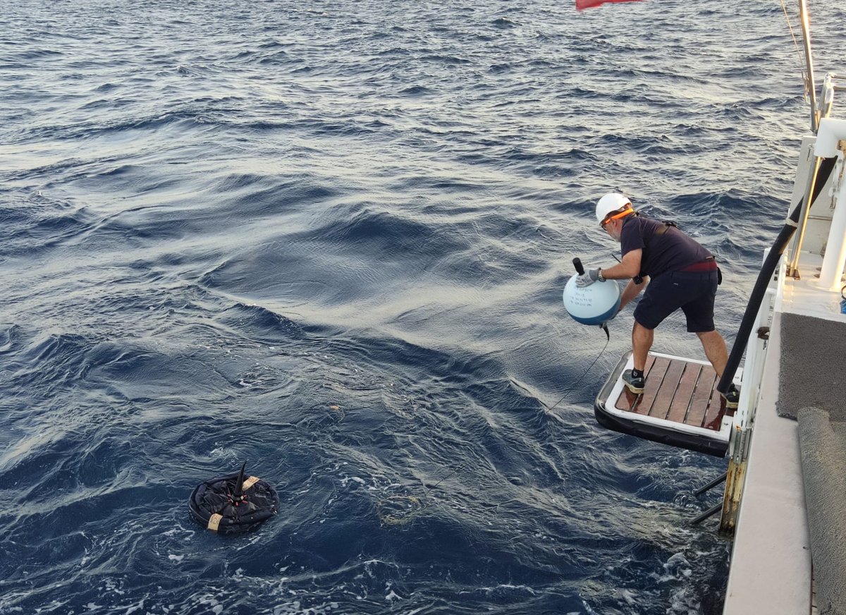 socib_icts's tweet photo. 🔛#SOCIB deploys 2 #drifters SVP-B from the #GlobalDrifterProgram (#NOAA) in the 1000 m Isobath of the Northern Current #MediterraneanSea to monitor its variability

📈🌊Follow the #RealTime data via 
https://t.co/J5EvFGDEse 
#ICTSNews #JERICORI #CALYPSO https://t.co/teSkPQYtWA