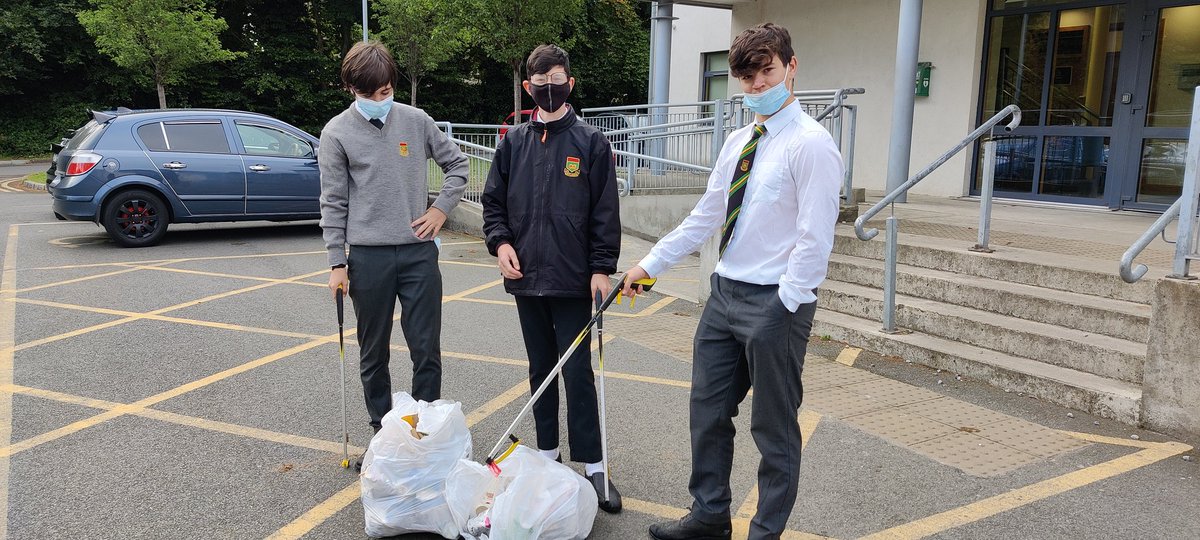 oatlands_green's tweet photo. Some of our 3rd years doing a litter pick around the grounds this morning. Well done lads! @GreenSchoolsIre #GreenSchools #WaterFlag https://t.co/VNQmZUJPTS