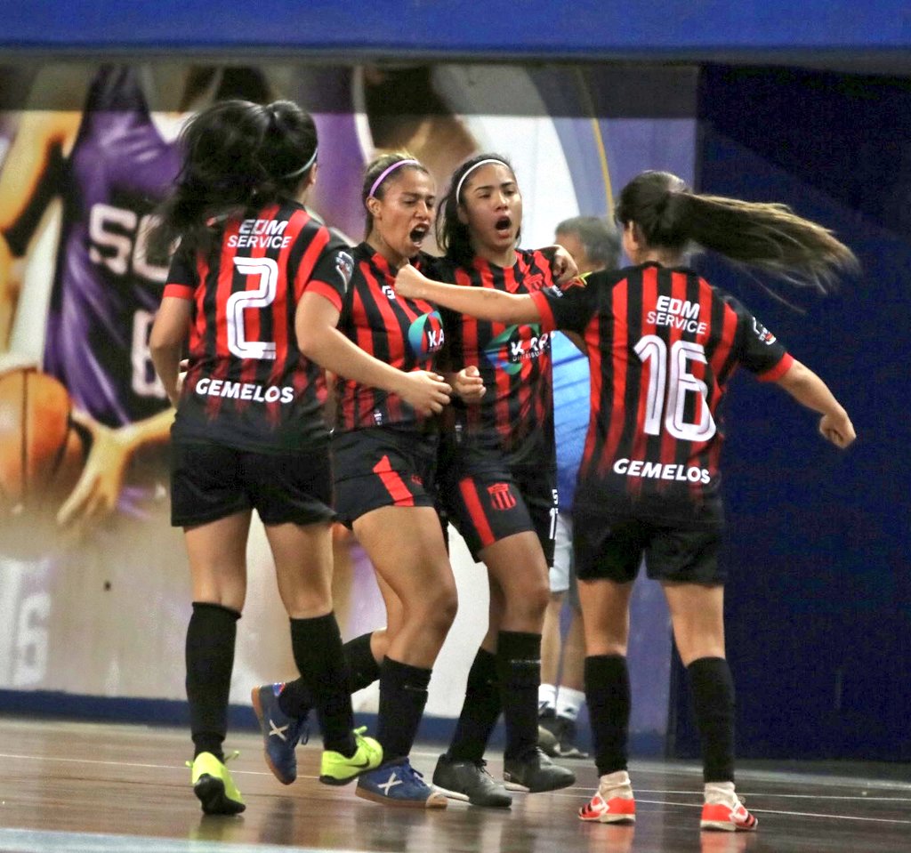 FutsalPrimeraPy's tweet photo. 👠⚽️ Habemus finalistas!!
Se disputaron las semifinales del Torneo de Futsal Femenino 2021.
Sport Guaraní y Sport Colonial definirán el título de campeón, al dejar en camino a Universidad Americana y Carlos A. López respectivamente.
📸 Prensa Futsal APF
#FutsalFIFAFem #FDPPY https://t.co/GVVPq9U1EV
