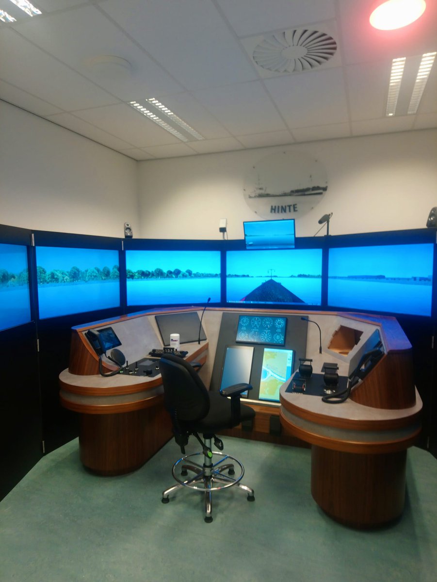 JokePost3's tweet photo. En we hebben er een simulator bij op de allerleukste binnenvaart opleiding😍 wat heb ik ook een leuke baan😁
Je radarpatent voor de Rijn en binnenvaart haal je natuurlijk bij ons want wij zijn de gezelligste school, leveren kwaliteit en we hebben de mooiste simulatoren! https://t.co/n4bi8SgpfZ