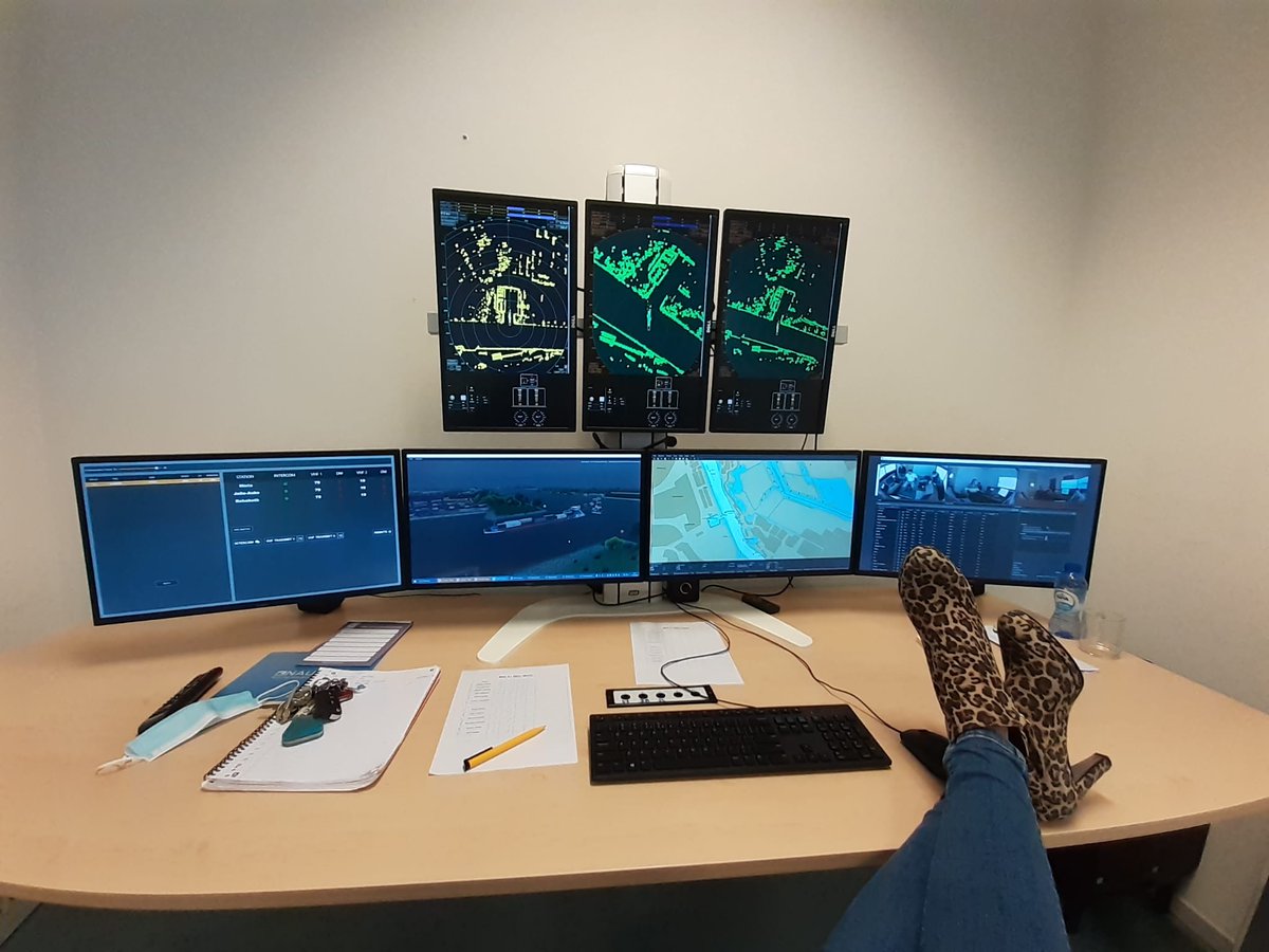 JokePost3's tweet photo. En we hebben er een simulator bij op de allerleukste binnenvaart opleiding😍 wat heb ik ook een leuke baan😁
Je radarpatent voor de Rijn en binnenvaart haal je natuurlijk bij ons want wij zijn de gezelligste school, leveren kwaliteit en we hebben de mooiste simulatoren! https://t.co/n4bi8SgpfZ