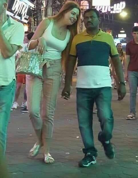 لما يكون أمك وأم أمك وأبو أمك واللى جابوا أمك وميتين أمك كلهم راضيين عنك يابن المحظوظة 🤪😁😂😂😂😂